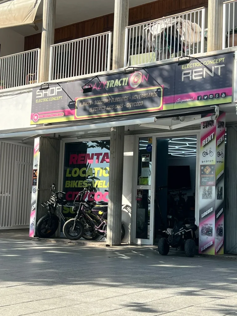 Fachada de la tienda LuxyRent en la Avenida de Rhode con fat bikes en la puerta