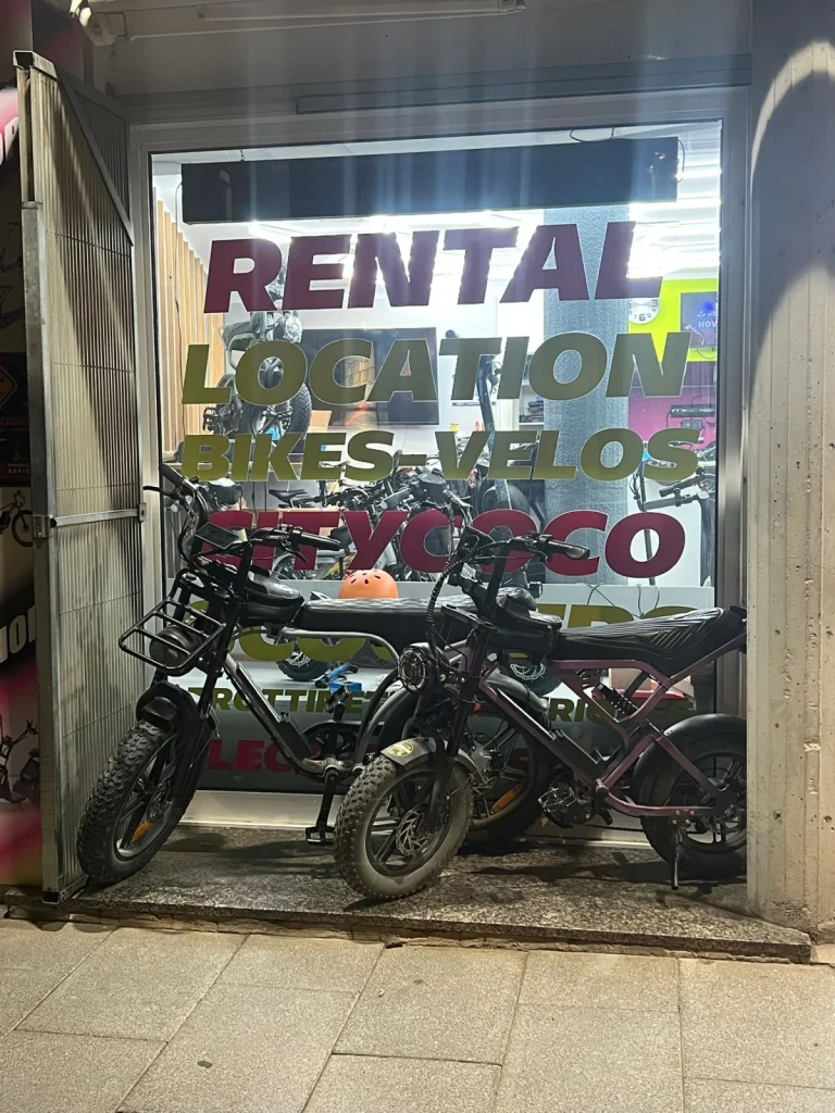 Fat bikes eléctricas aparcadas en la entrada de la tienda LuxyRent